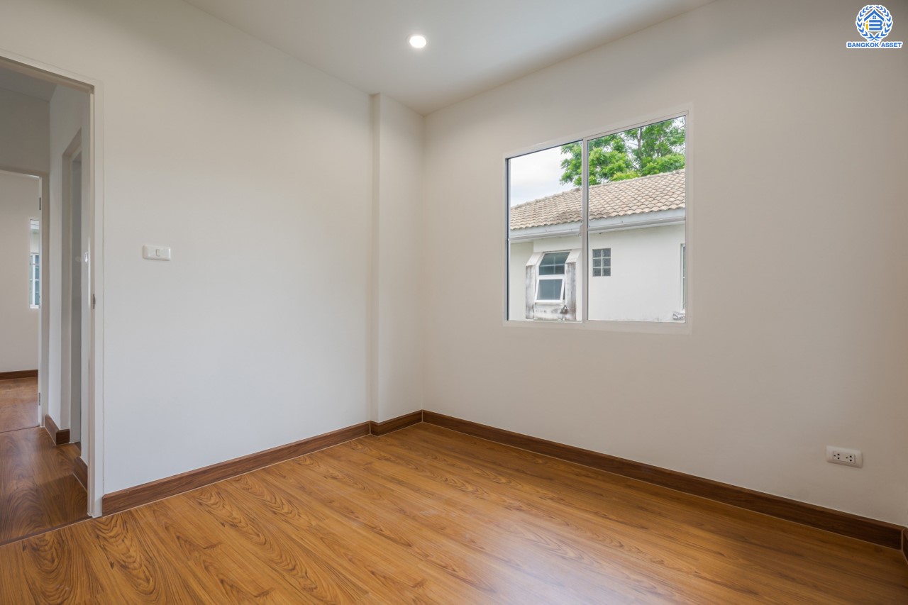 บ้านมือสองตกแต่งใหม่ ม.ชลลดา วัดลาดปลาดุก คุณภาพระดับ L&H บนเนื้อที่ 52.5 ตร.ว. ฟังก์ชัน 3 ห้องนอน 2 ห้องน้ำ 2 ที่จอดรถ บนทำเลศักยภาพ เพียง 15 นาทีถึง เซ็นทรัลเวสท์เกต ใกล้รถไฟฟ้าสายสีม่วง "สถานีคลองบางไผ่"